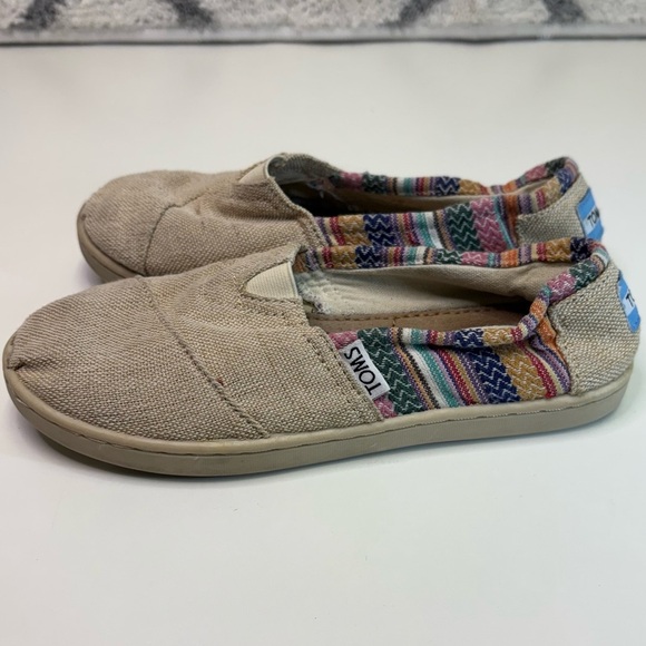2/$20 Toms Girls Size 2 Khaki Canvas Slip On Loafer Flats Youth Aztec Burlap - Picture 1 of 7